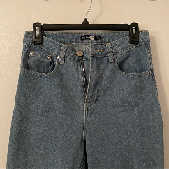 Boohoo High Rise Ripped Mom Jeans - Picture 4 of 5